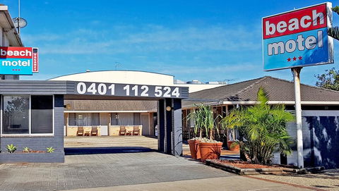 Beach Motel Woolgoolga - Pubs and Clubs 0