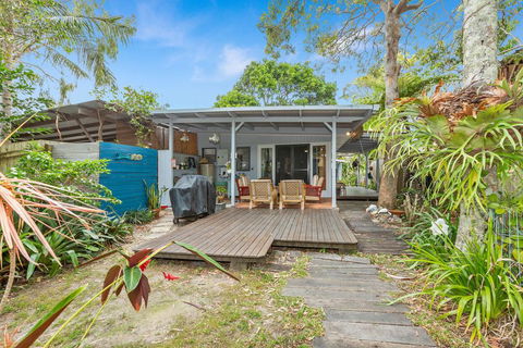 BEACH RETREAT - Pubs and Clubs 1