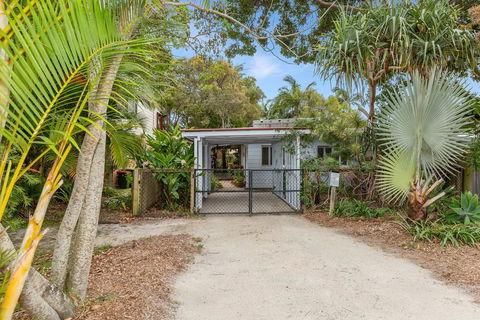 BEACH RETREAT - Pubs and Clubs 2