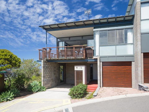 Beach View At One Mile', 8/26 One Mile Close - Infinity Complex Pool & WIFI - Pubs and Clubs 0