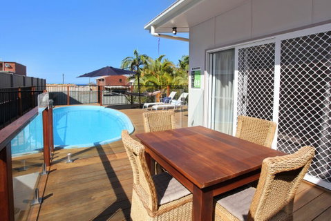 BEACH, SHOPS & FABULOUS VACATION HOME! - Pubs and Clubs 0