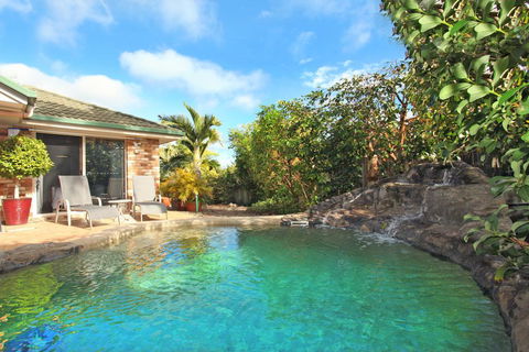 BEACHED @ COOLUM, Pet Friendly, WIFI, Linen Supplied - Pubs and Clubs 2