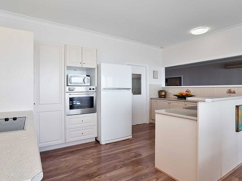 Beached Inn' 93 Foreshore Drive - Spacious Beach Front House - Pubs and Clubs 2