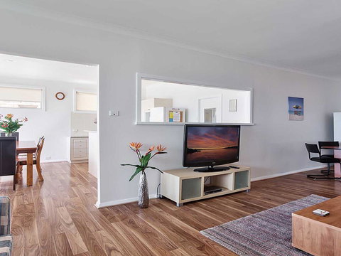 Beached Inn' 93 Foreshore Drive - Spacious Beach Front House - Pubs and Clubs 3