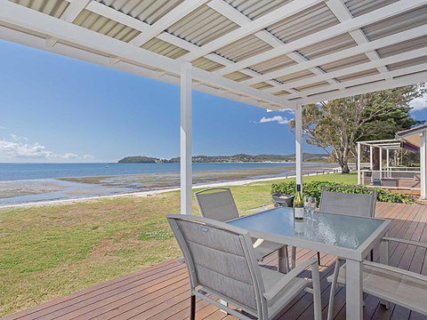 Beached Inn' 93 Foreshore Drive - Spacious Beach Front House - Pubs and Clubs 0