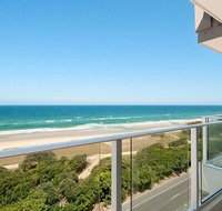 Beachfront Apt Main Beach - Pubs and Clubs