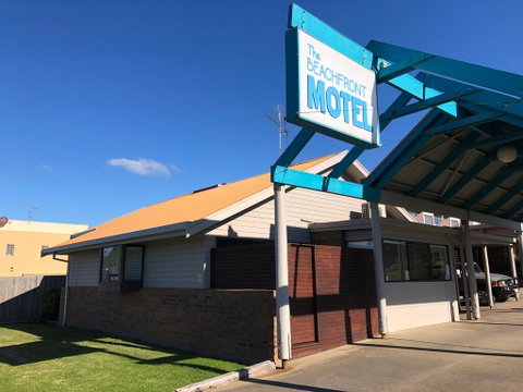 Beachfront Motel - Pubs and Clubs 0