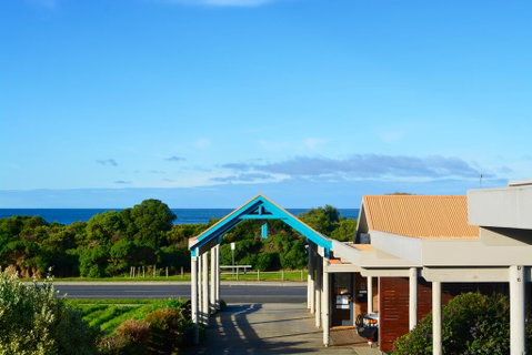 Beachfront Motel - Pubs and Clubs 1