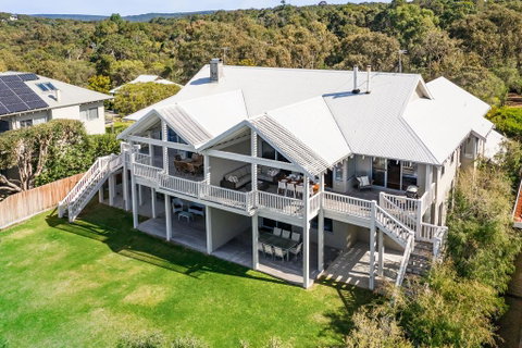 Beachfront On Eagle Bay - Go Out 1
