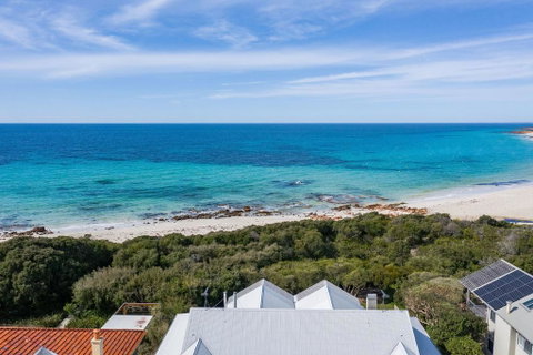 Beachfront On Eagle Bay - Go Out 0