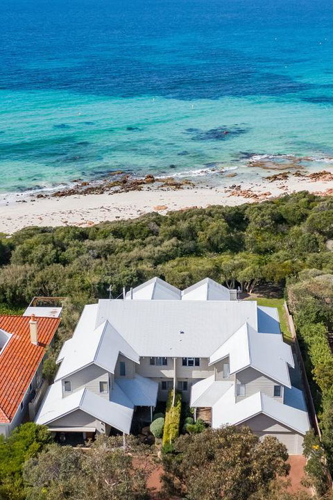Beachfront On Eagle Bay - Go Out 3