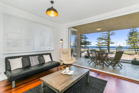 Beachfront On Golden Mile - Go Out 1