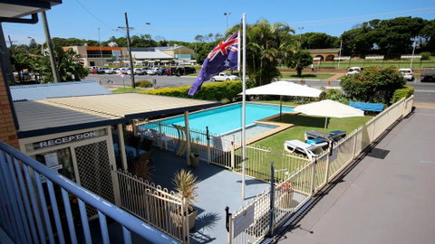 Beachlander Holiday Apartments - Pubs and Clubs 1