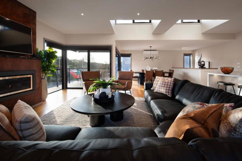 Retreat Lake Daylesford - Free Wifi - Pubs and Clubs 2