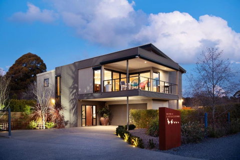 Retreat Lake Daylesford - Free Wifi - Pubs and Clubs 0