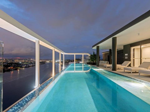 Rivello Apartments - Free Secure Car Park, 6km To City, Ferry Terminal, Eat Street, Rooftop Pool, Sauna, Portside Dinning - Go Out 0