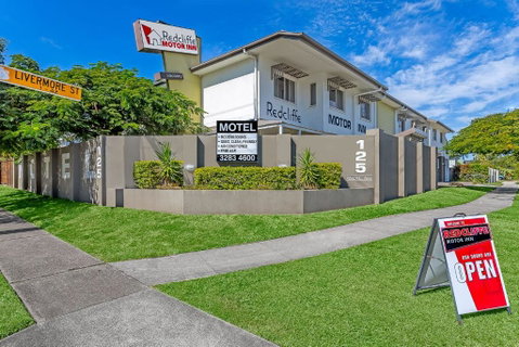 Redcliffe Motor Inn - Pubs and Clubs 0