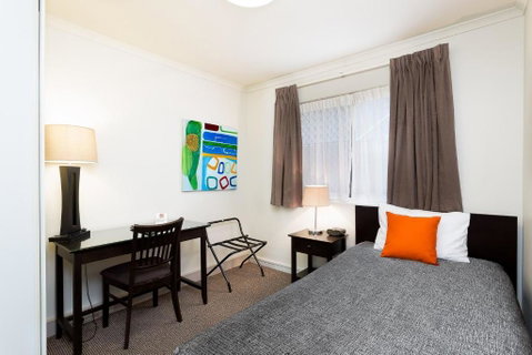 Redcliffe Motor Inn - Pubs and Clubs 1