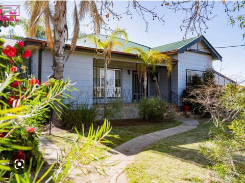 Red Steps - Family & Pet Friendly - Go Out 0