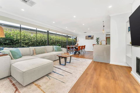 Redbrick Retreat - Generous Coastal Escape - Go Out 0