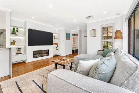 Redbrick Retreat - Generous Coastal Escape - Go Out 1