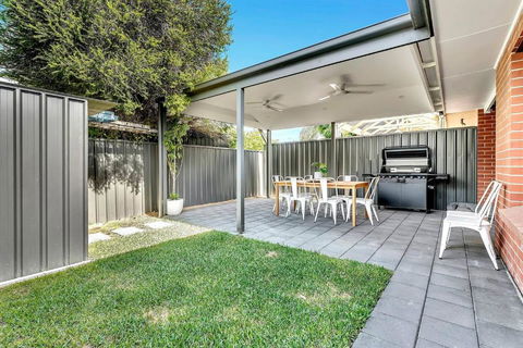 Redbrick Retreat - Generous Coastal Escape - Go Out 3