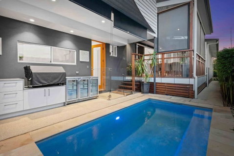 Redcliffe CBD Family Beach House - Pubs and Clubs 0
