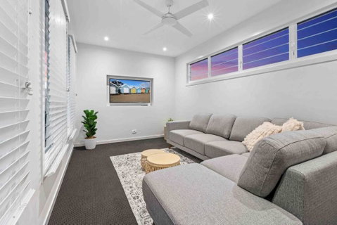 Redcliffe CBD Family Beach House - Pubs and Clubs 2