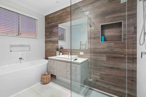 Redcliffe CBD Family Beach House - Pubs and Clubs 3