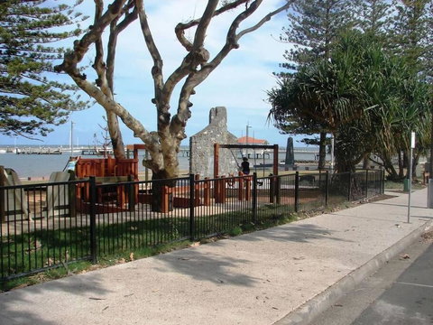 Redcliffe Villa - Pubs and Clubs 2