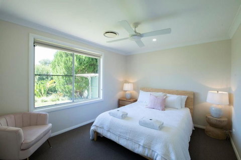 Regand Retreat - Luxurious Family Home, Pool - Go Out 1