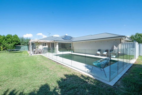 Regand Retreat - Luxurious Family Home, Pool - Go Out 2