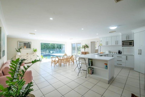 Regand Retreat - Luxurious Family Home, Pool - Go Out 3