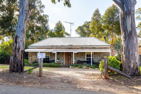 Reillys Wines Heritage Cottages - Go Out 1