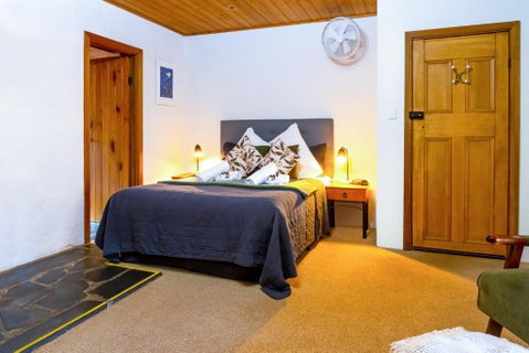 Reillys Wines Heritage Cottages - Go Out 2