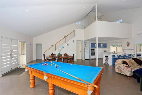Relax At Falcon By The Bay - Pubs and Clubs 0