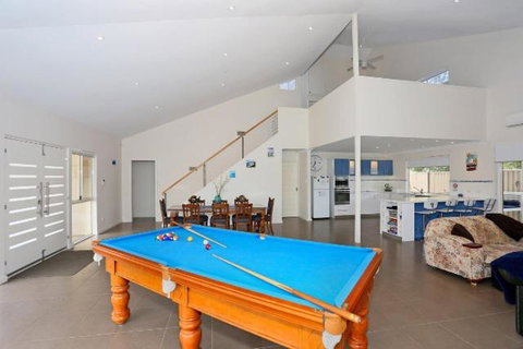Relax At Falcon By The Bay - Pubs and Clubs 1