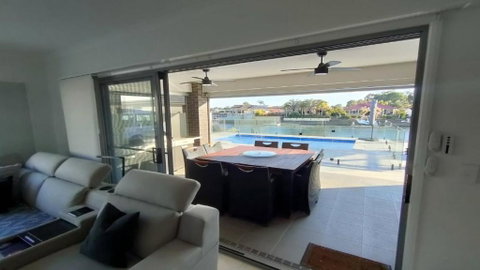 Relax Poolside By The Canal - Go Out 0