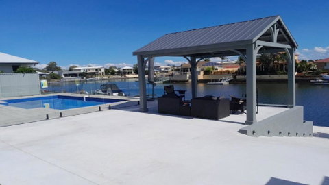 Relax Poolside By The Canal - Go Out 1
