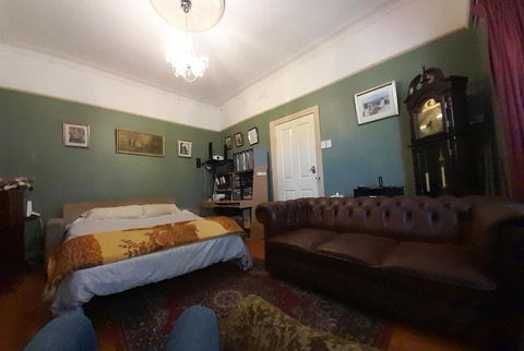 Reservoir Central Close To Train Station OC03 - Pubs and Clubs 0