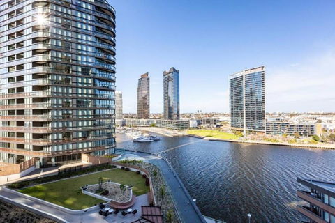 Resort-style Docklands Riverview Stay With Parking - Pubs and Clubs 0
