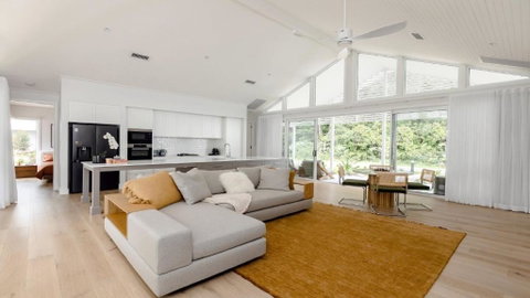Resort Style Living With Pool, Tennis Court And Beach - Pubs and Clubs 0