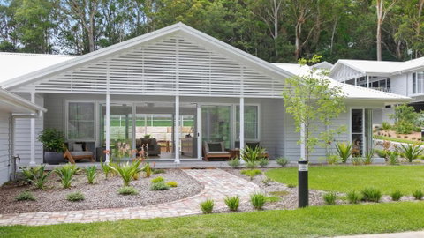Resort Style Living With Pool, Tennis Court And Beach - Pubs and Clubs 3