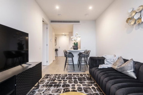 Ritzy Apartment In Iconic Australia 108 With Views - Go Out 2