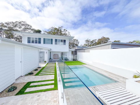 Riva House - Pubs and Clubs 0