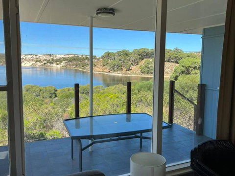 River Panorama Beach House - Pubs and Clubs 3