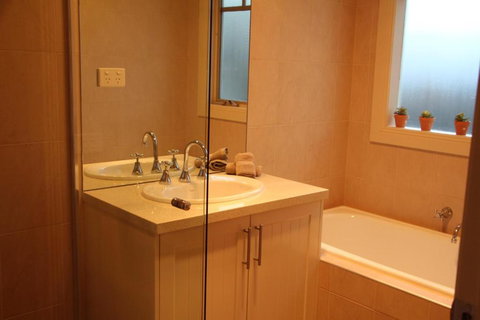 River Rock Cottage Centrally Located And Dog Friendly - Pubs and Clubs 3