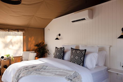 Riverbank Glamping - Pubs and Clubs 2