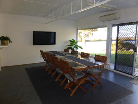 Riverfront Holiday House - Pubs and Clubs 1