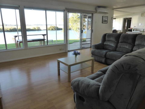 Riverfront Holiday House - Pubs and Clubs 0